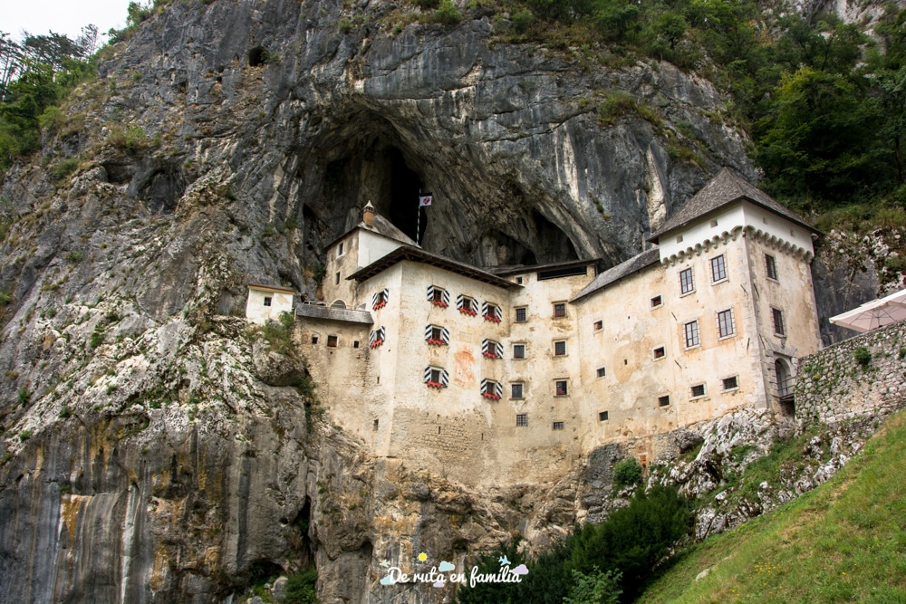 Castell de Predjama a Eslovènia