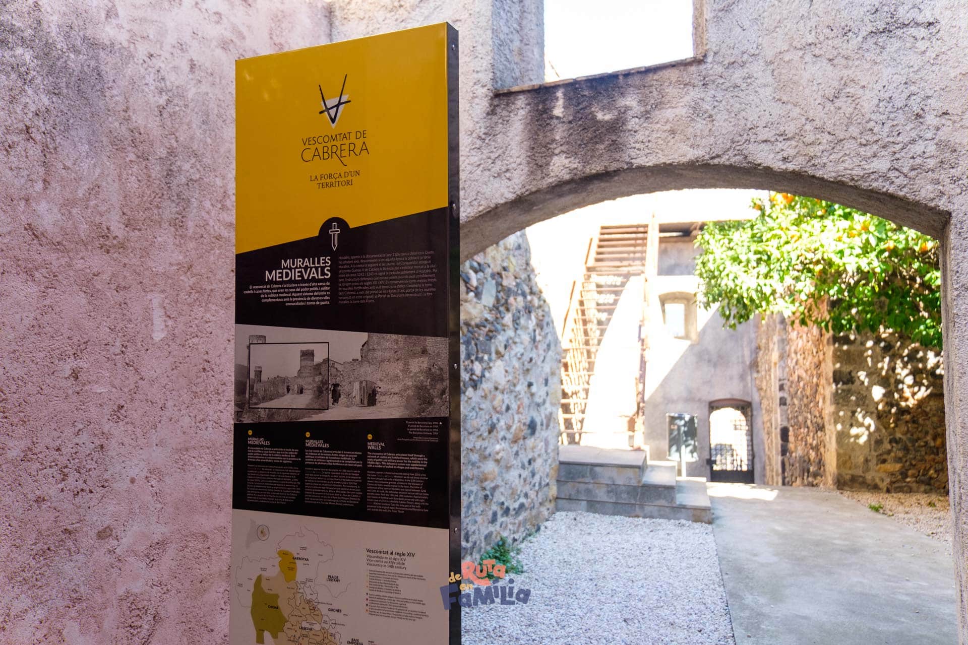El camí de ronda de la muralla d'Hostalric