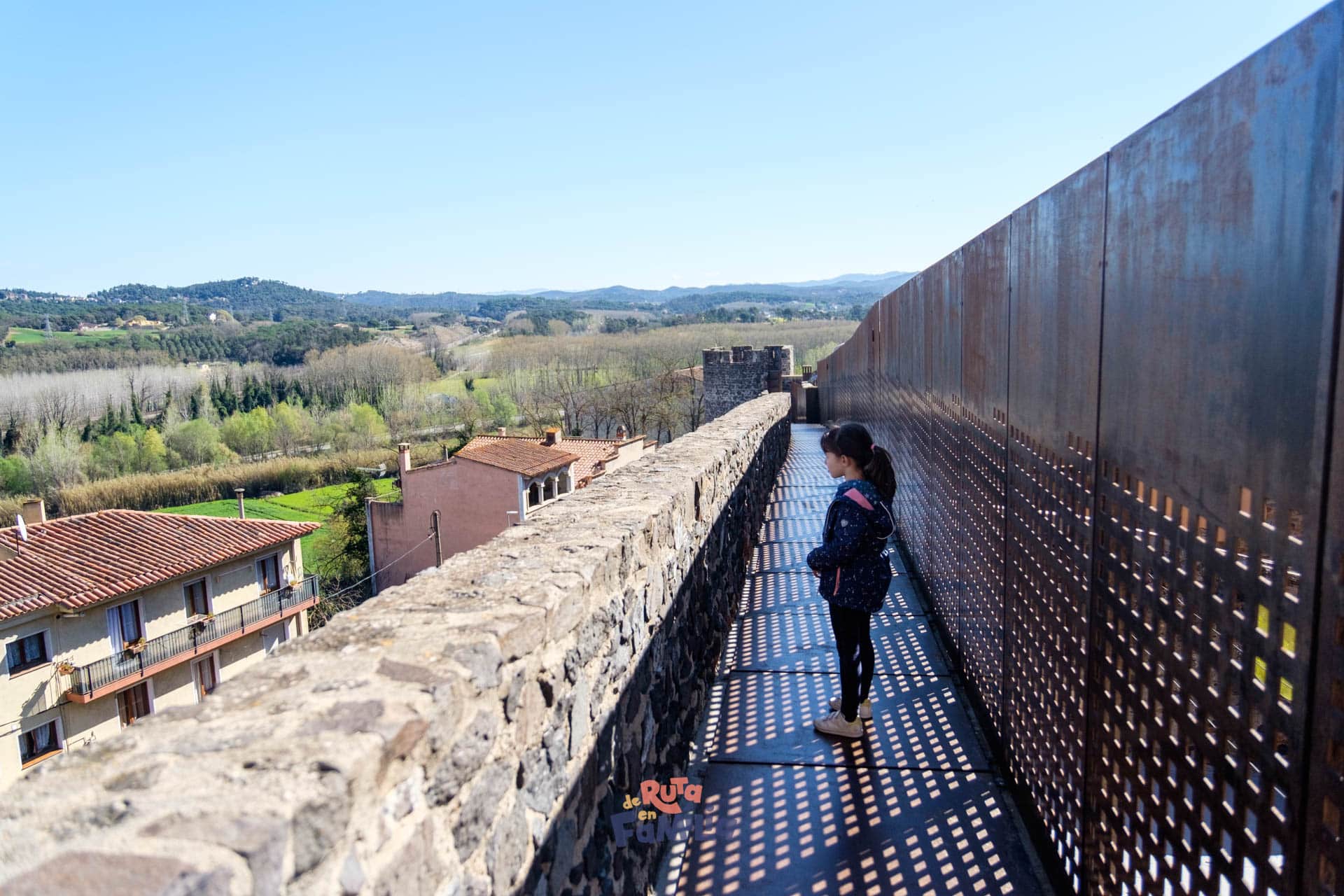 El camí de ronda de la muralla d'Hostalric