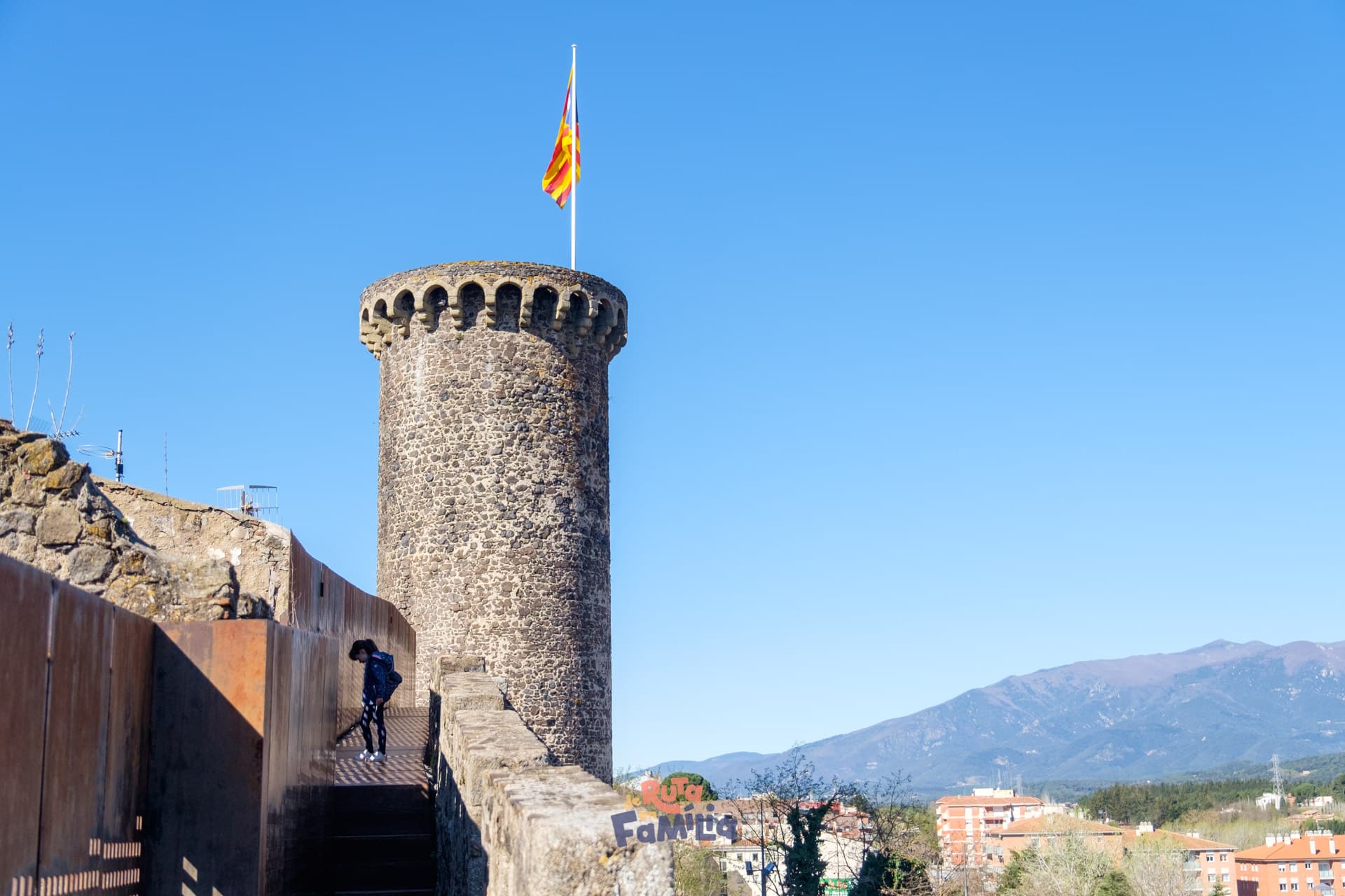 El camí de ronda de la muralla d'Hostalric. La torre d’Ararà